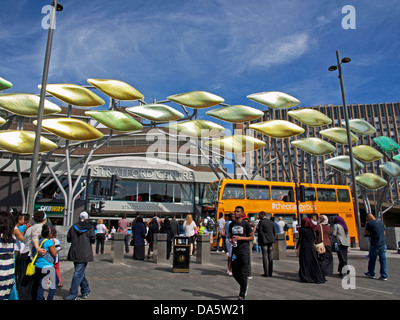 Blick auf die Stratford Shoal-Skulptur am Eingang des Einkaufszentrums Stratford, Stratford, London, England, Vereinigtes Königreich Stockfoto
