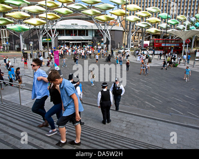 Blick auf die Stratford Shoal-Skulptur am Eingang des Einkaufszentrums Stratford, Stratford, London, England, Vereinigtes Königreich Stockfoto
