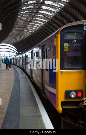 Pendler warten für den Schienenverkehr auf der Plattform am Hauptbahn Bahnhof in der Stadt von York, Yorkshire, England, UK Stockfoto