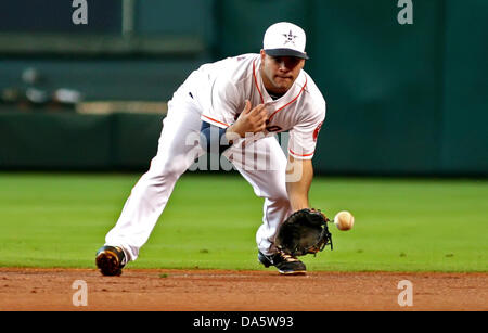 Houston, Texas, USA. 4. Juli 2013. 4. Juli 2013: Houston Astros Infielder Jose Altuve #27 Felder einen Boden-Ball während der MLB Baseball-Spiel zwischen den Houston Astros und die Tampa Bay Rays von Minute Maid Park in Houston, Texas. Bildnachweis: Csm/Alamy Live-Nachrichten Stockfoto