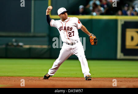 Houston, Texas, USA. 4. Juli 2013. 4. Juli 2013: Houston Astros Infielder Jose Altuve #27 wirft einen fielded Boden-Ball zum ersten Base für eine während der MLB Baseball-Spiel zwischen den Houston Astros und die Tampa Bay Rays von Minute Maid Park in Houston, Texas. Bildnachweis: Csm/Alamy Live-Nachrichten Stockfoto