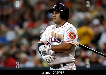 Houston, Texas, USA. 4. Juli 2013. 4. Juli 2013: Houston Astros Infielder Jose Altuve #27 Spaziergänge an den Teig Box während der MLB Baseball Game zwischen den Houston Astros und die Tampa Bay Rays von Minute Maid Park in Houston, Texas. Bildnachweis: Csm/Alamy Live-Nachrichten Stockfoto