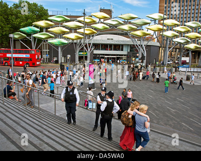Blick auf die Stratford Shoal-Skulptur am Eingang des Einkaufszentrums Stratford, Stratford, London, England, Vereinigtes Königreich Stockfoto