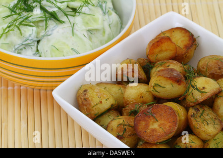 Beilagen Bratkartoffeln und Gurkensalat Stockfoto