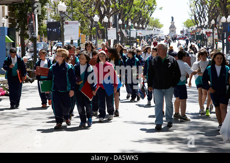 Schülerinnen und Schüler auf Klassenfahrt Fuß entlang der Rambla Nova Avenue in Zentralspanien Tarragona-Katalonien Stockfoto