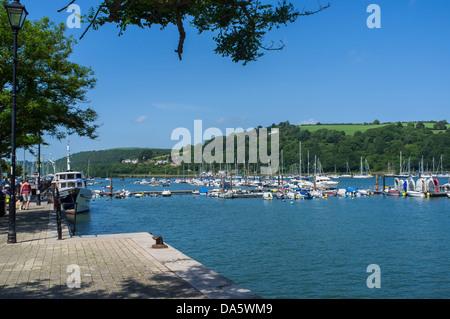 Dartmouth, Devon, England. 1. Juli 2013. Dartmouth Promenade und der Mündung des Flusses Dart mit Blick auf Kingswear und Dittisham. Stockfoto