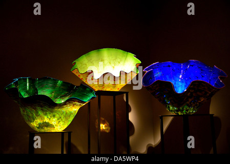 Threeglass Schalen von Dale Chihuly im Display. Chihuly Garten und Glas, Seattle, Washington, USA. Stockfoto