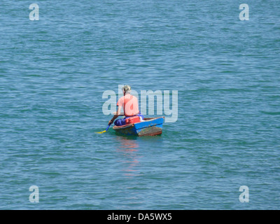 Mann in einem kleinen Boot im Meer in der Nähe von Isla Cristina Huelva Spanien Stockfoto