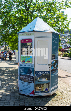 Dartmouth, Devon, England. 1. Juli 2013. Einem der Kioske am Dartmouth Promenade und seine Werbung horten. Stockfoto