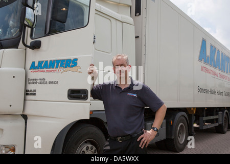 Stand vor seinem DAF XF LKW Fahrer Stockfoto