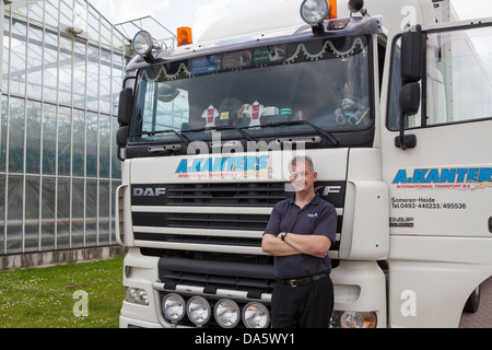 Fahrer vor seinem DAF XF LKW in einem Bereich Gartenbau Stockfoto