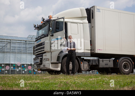 Fahrer vor seinem DAF XF LKW in einem Bereich Gartenbau Stockfoto