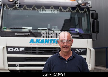 Porträt eines Fahrers vor seinem DAF XF LKW Stockfoto