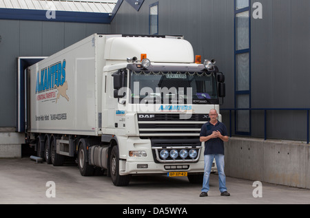 Fahrer vor seinem Truck DAF XF Stockfoto