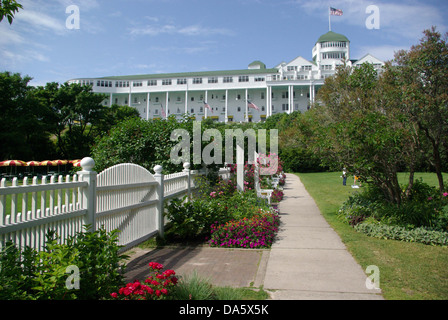 Weißen Lattenzaun und Weg zu The Grand Hotel Stockfoto