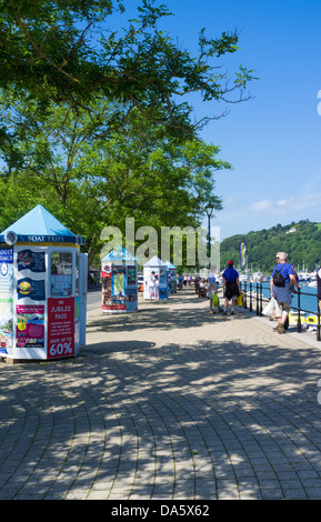 Dartmouth, Devon, England. 1. Juli 2013.die Kiosks am Dartmouth Promenade und Werbung horten und Touristen durch den Fluss. Stockfoto