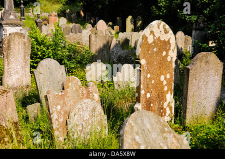 Grabsteine in einem sehr alten Friedhof Stockfoto