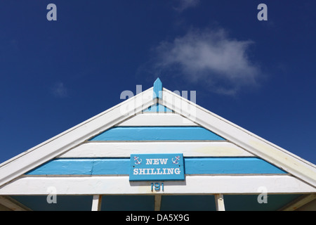 Bunte Strandhütte gegen einen perfekten blauen Himmel am Strand von Southwold, Suffolk, England. Stockfoto