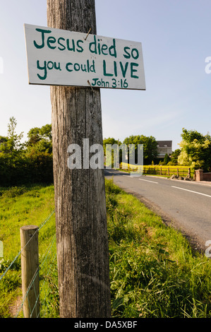 Anmelden eines Lampost mit handschriftlichen Botschaft "Jesus starb, damit Sie leben könnte", in der Regel in ländlichen Teilen von Nordirland gefunden Stockfoto