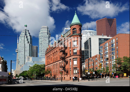 Kanada, Wolken, Flatiron Building, Ontario, Toronto, Architektur, Stadt, Stadtbild, Zebrastreifen, tagsüber, Skyline, Straße Stockfoto