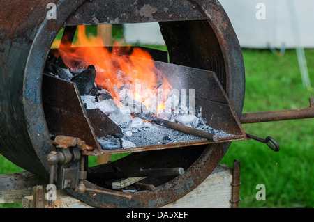 Eine Metallschiene wird in einer Schmiede erhitzt. Stockfoto