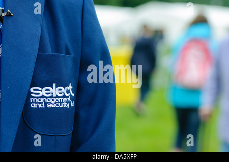 Security Guard trägt eine formale Uniform aus Sicherheitsgründen wählen Sie einen Anbieter von Sicherheits- und Event-Personal in Nordirland. Stockfoto