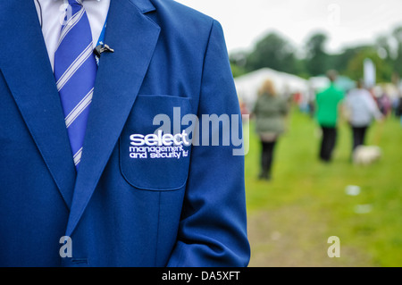 Security Guard trägt eine formale Uniform aus Sicherheitsgründen wählen Sie einen Anbieter von Sicherheits- und Event-Personal in Nordirland. Stockfoto