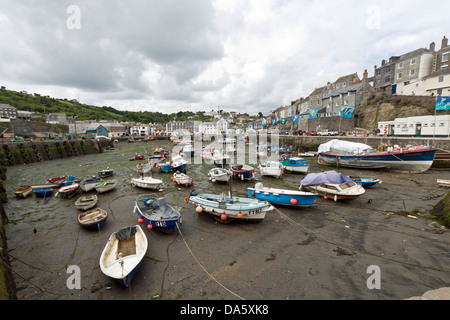 Die Bucht am Mousehole bei Ebbe an einem bewölkten Sommertag Stockfoto