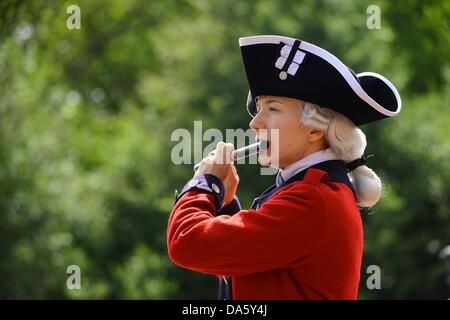 New York, USA. 4. Juli 2013. Ein Mitglied aus der alten Garde Fife und Drum Corps führt bei der Wiedereröffnung der Statue of Liberty 4. Juli 2013 auf Liberty Island, New Jersey. Der Park wurde Monate wiedereröffnet, nachdem super Sturm Sandy die kleine Insel überschwemmt. Bildnachweis: Planetpix/Alamy Live-Nachrichten Stockfoto