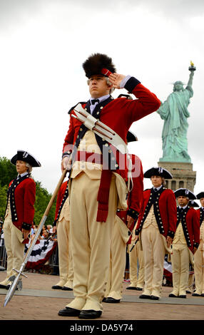 New York, USA. 4. Juli 2013. Mitglieder aus der alten Garde Fife und Drum Corps treten bei der Wiedereröffnung der Statue of Liberty 4. Juli 2013 auf Liberty Island, New Jersey. Der Park wurde Monate wiedereröffnet, nachdem super Sturm Sandy die kleine Insel überschwemmt. Bildnachweis: Planetpix/Alamy Live-Nachrichten Stockfoto