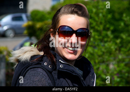 Porträt von zwanzig drei Jahre altes Mädchen in Sonnenbrillen Stockfoto