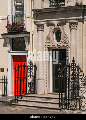 LONDON, Großbritannien - 30. JUNI 2013: Tür zum georgianischen Haus in Berkley Square, Mayfair Stockfoto