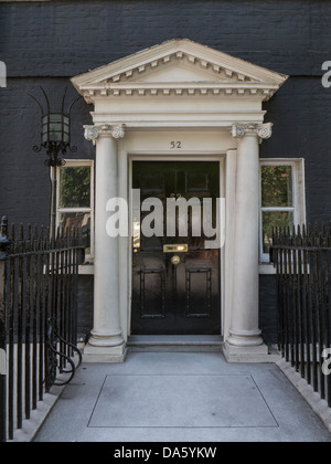 LONDON, Großbritannien - 30. JUNI 2013: Tür zum georgianischen Haus in Mayfair, London Stockfoto