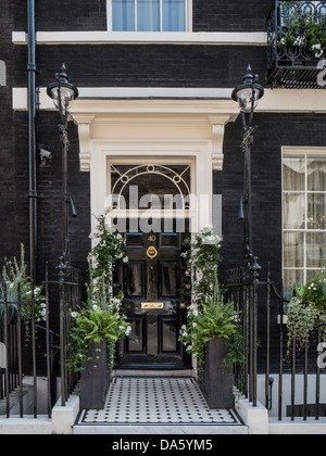 LONDON, Großbritannien - 30. JUNI 2013: Tür zum georgischen Haus in Mayfair Stockfoto