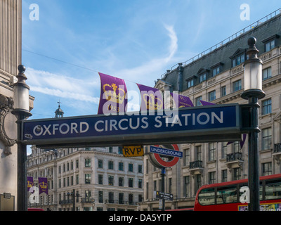 LONDON, Großbritannien - 30. JUNI 2013: Schild über der Londoner U-Bahn-Station Oxford Circus Stockfoto