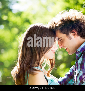 Ein glückliches Paar stehen von Angesicht zu Angesicht und lächelnd. Stockfoto