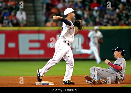 Houston, Texas, USA. 4. Juli 2013. 4. Juli 2013: Houston Astros Infielder Jose Altuve #27 wirft einen fielded Ball zum ersten Base nach tagging, Tampa Bay Rays Catcher Jose Lobaton #59 während der MLB Baseball-Spiel zwischen den Houston Astros und die Tampa Bay Rays von Minute Maid Park in Houston, Texas. Bildnachweis: Csm/Alamy Live-Nachrichten Stockfoto