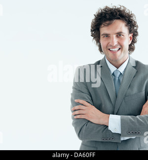Porträt eines schönen jungen Geschäftsmann lächelnd in die Kamera. Studio gedreht. Stockfoto