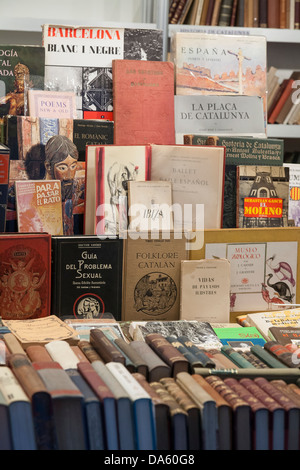 Gebrauchte Bücher zum Verkauf an einem Kiosk auf dem Passeig de Gràcia - Eixample, Barcelona, Katalonien, Spanien Stockfoto