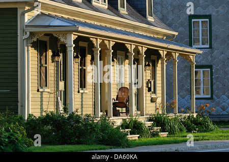 Kanada, Deschambault, Garten, grün, Säulen, Quebec, Architektur, Gebäude, Haus, Häuser, Haus, Veranda, malerisch, Schaukelstuhl, Stockfoto