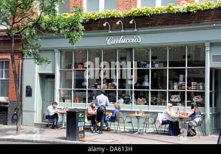 Menschen Essen außerhalb Carluccio, Upper Street, Islington, London England UK Stockfoto