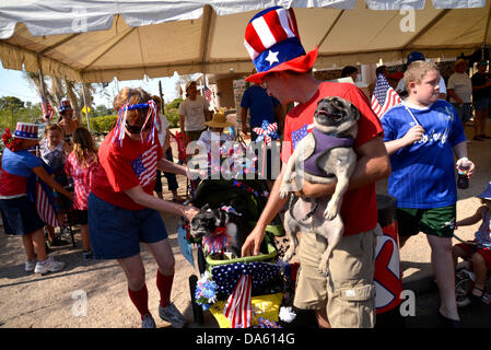 Tucson, Arizona, USA. 4. Juli 2013. Zelebranten im Stadtteil Palo Verde beteiligen sich an der 50. jährlichen Fourth Of July Parade anlässlich des Jahrestages der Unabhängigkeit der Vereinigten Staaten in Tucson, Arizona, USA. Bildnachweis: Norma Jean Gargasz/Alamy Live-Nachrichten Stockfoto