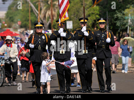 Tucson, Arizona, USA. 4. Juli 2013. Zelebranten im Stadtteil Palo Verde beteiligen sich an der 50. jährlichen Fourth Of July Parade anlässlich des Jahrestages der Unabhängigkeit der Vereinigten Staaten in Tucson, Arizona, USA.  Wesley Webb, 4, (vorne), schließt sich der Ehrengarde aus dem Tucson Police Department an der Spitze der Parade. Bildnachweis: Norma Jean Gargasz/Alamy Live-Nachrichten Stockfoto