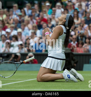 London, UK. 4. Juli 2013. Wimbledon Tennis Championships 2013 statt in The All England Lawn Tennis and Croquet Club, London, England, UK.    Marion Bartoli (FRA) [15] besiegt Kirsten Flipkens (BEL) [20] (mit Sonnenbrille). Bildnachweis: Duncan Grove/Alamy Live-Nachrichten Stockfoto