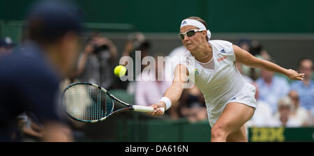 London, UK. 4. Juli 2013. Wimbledon Tennis Championships 2013 statt in The All England Lawn Tennis and Croquet Club, London, England, UK.    Marion Bartoli (FRA) [15] besiegt Kirsten Flipkens (BEL) [20] (mit Sonnenbrille). Bildnachweis: Duncan Grove/Alamy Live-Nachrichten Stockfoto