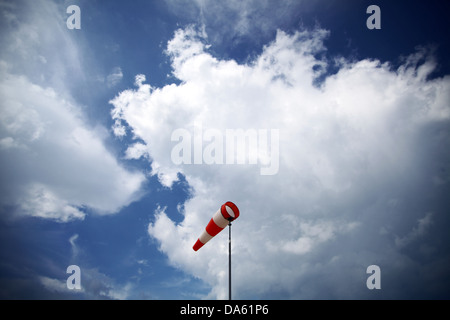 Einer roten Wetterfahne gegen blau bewölktem Himmel Stockfoto