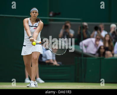 London, UK. 4. Juli 2013. Wimbledon Tennis Championships 2013 statt in The All England Lawn Tennis and Croquet Club, London, England, UK.    Marion Bartoli (FRA) [15] besiegt Kirsten Flipkens (BEL) [20] (mit Sonnenbrille). Bildnachweis: Duncan Grove/Alamy Live-Nachrichten Stockfoto