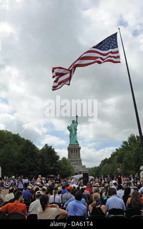 New York, USA. 4. Juli 2013. Am 4. Juli 2013 wiedereröffnet die Freiheitsstatue nach Liberty Island für acht Monate wegen Schäden durch Hurrikan Sandy geschlossen wurde. Zur Wiedereröffnung Zeremonien, Innenminister Sally Jewell sprach, Tat als New Yorks Bürgermeister Michael Bloomberg und Beamten der National Park Service. Bildnachweis: Terese Loeb Kreuzer/Alamy Live-Nachrichten Stockfoto