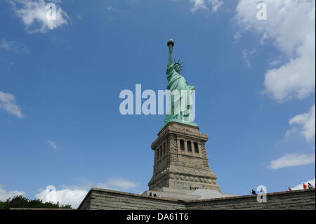 New York, USA. 4. Juli 2013. Die Statue of Liberty wurde am 4. Juli 2013 nachdem er acht Monate lang geschlossen worden, wegen Hurrikan Sandy Schäden nach Liberty Island wiedereröffnet. Bildnachweis: Terese Loeb Kreuzer/Alamy Live-Nachrichten Stockfoto