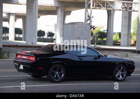 Amerikanische Muscle-Car (Dodge Challenger) auf der Straße in Los Angeles. Stockfoto